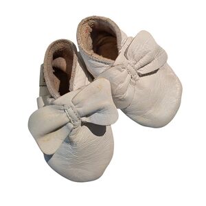 Bobux White Baby Crib Leather Shoes with Bow Design EUC